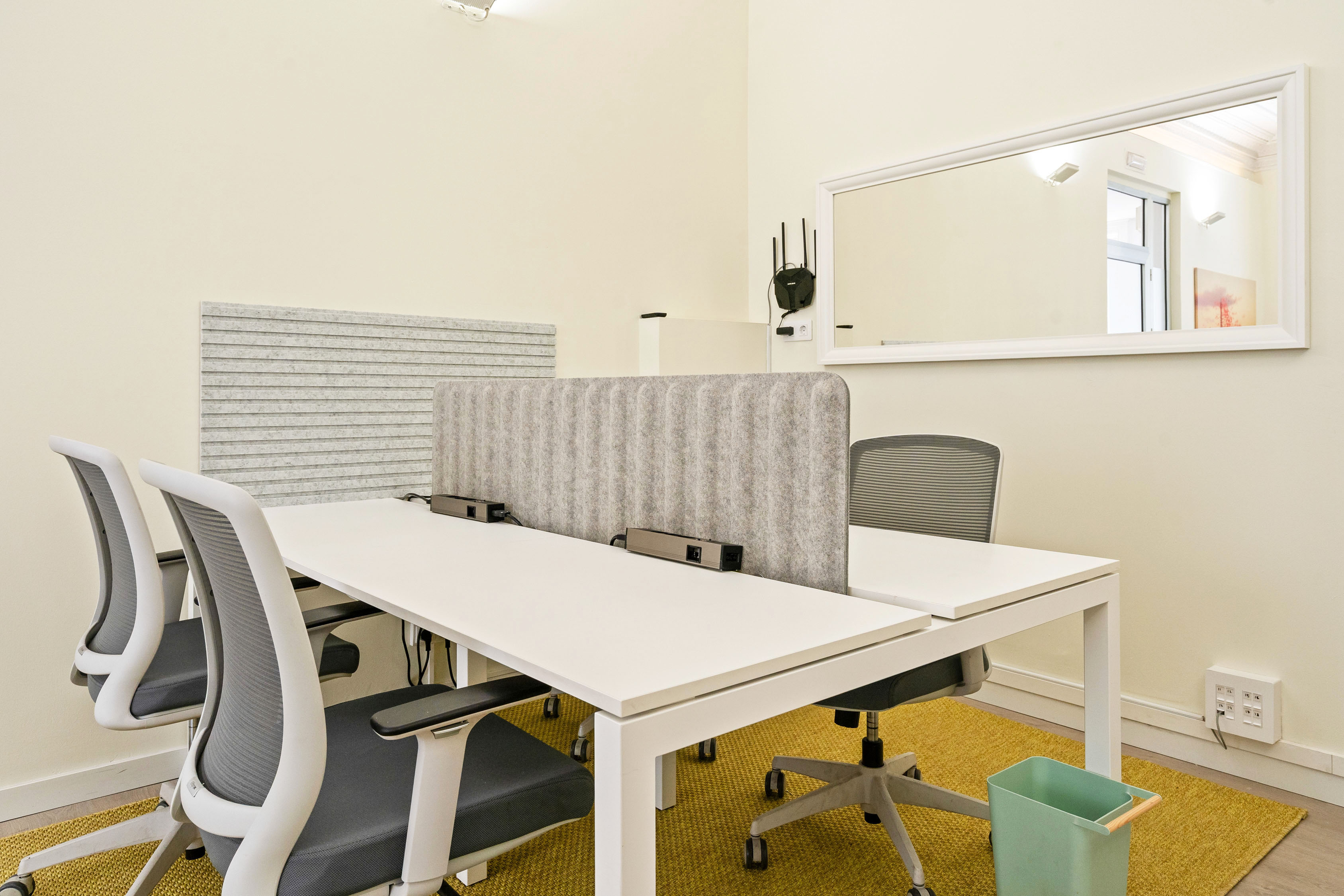 Mesas junto a la pared en el Despacho 3